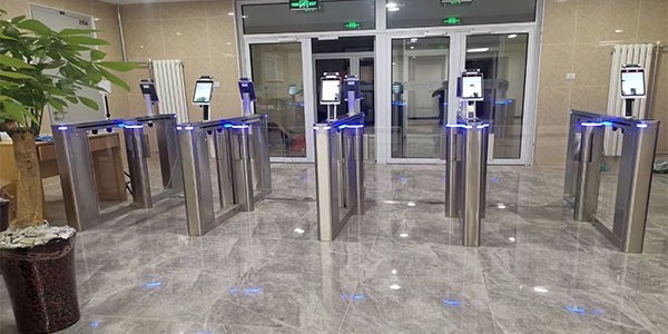 中央民族大學人臉識別速通門案例